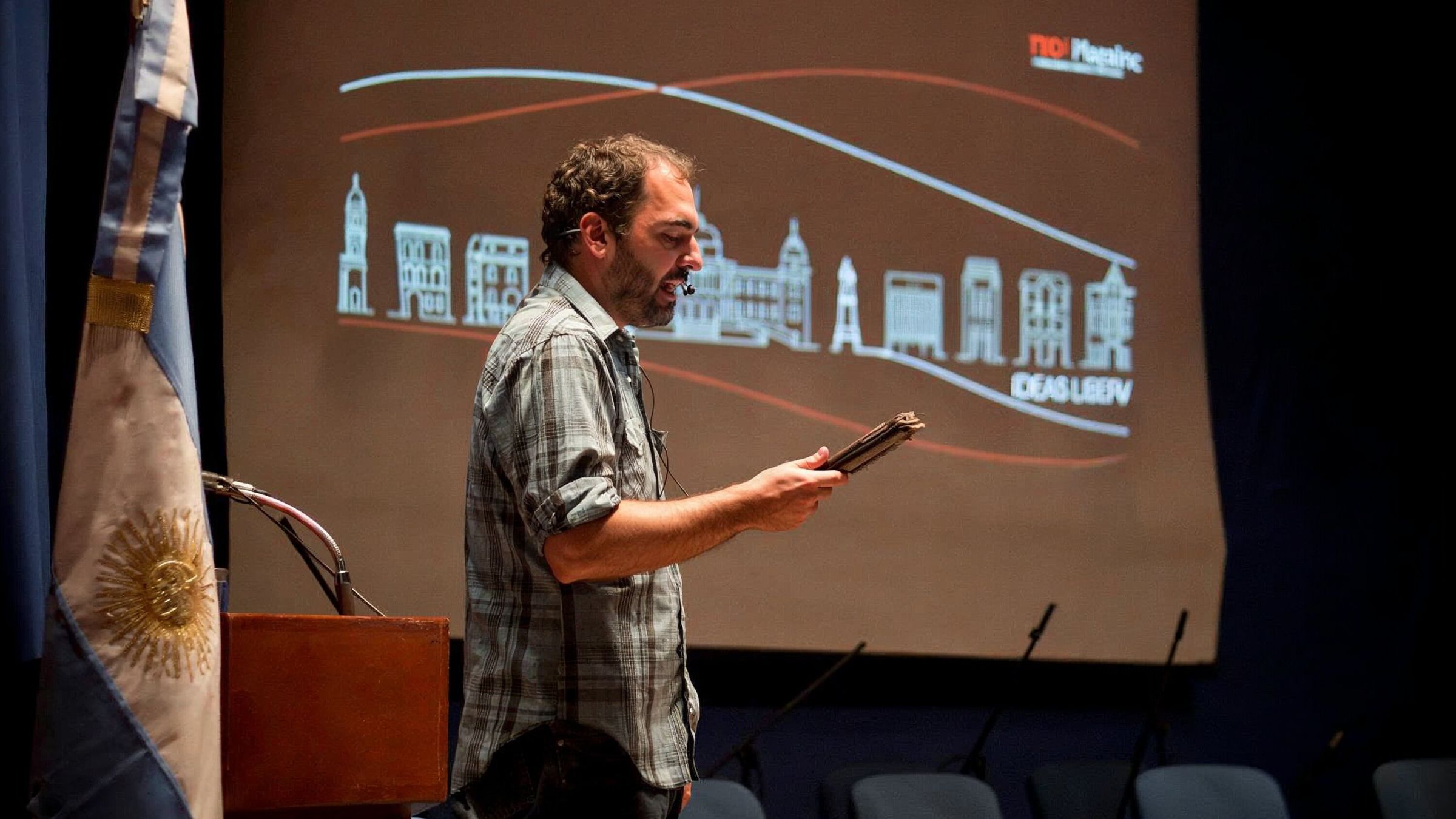 Esteban Mulki presentando el TEDx Plaza Independencia 2013