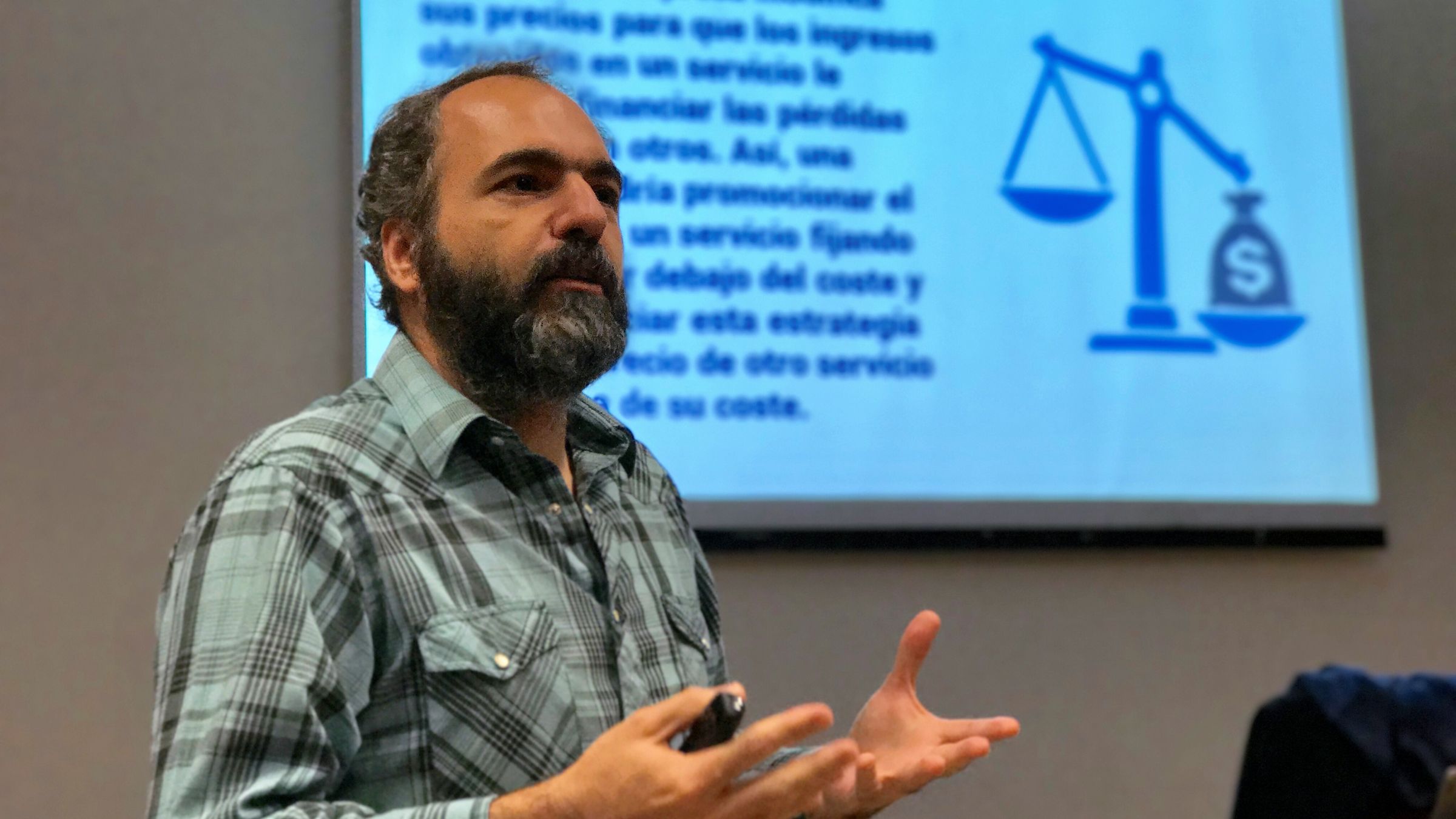 Esteban Mulki dictando una conferencia en la Semana de la Ingeniería de la UTN 2017