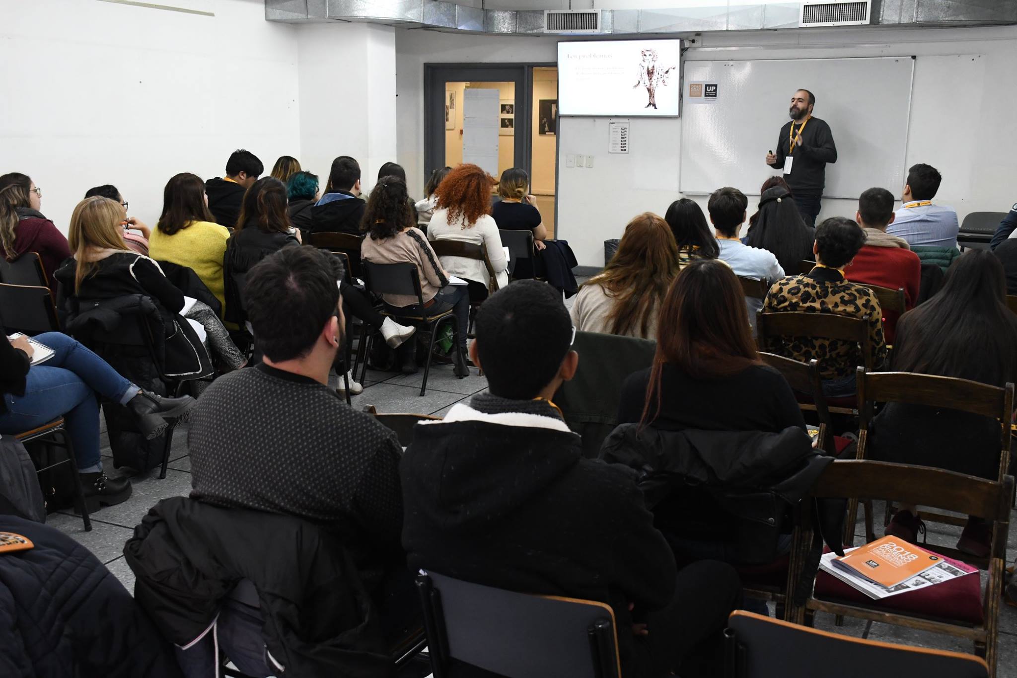 Esteban Mulki dictando una conferencia en el Encuentro Latinoamericano de Diseño de la UP en 2018